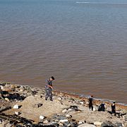 En person ur civilförsvaret letar efter överlevande vid Döda havet i Jordanien.