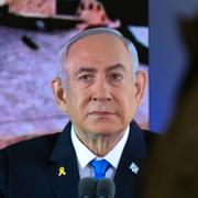 Netanyahu talar vid Herzelbergets militärkyrkogård. 