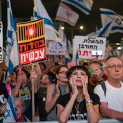 Människor demonstrerar i Tel Aviv på lördagen.