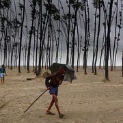 Ovädret drog in över kusten mellan Cox's Bazar och hamnstaden Chittagong i östra Bangladesh under morgontimmarna