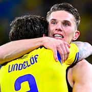 Victor Nilsson Lindelöf kramar om Viktor Gyökeres.