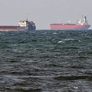 De båda bordade fartygen  Caffa och Sea Owl 1.