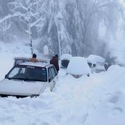 Bilar som sitter fast efter det kraftiga snöfallet.