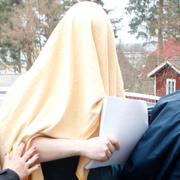 22-åringen anländer till häktningsförhandlingarna. 