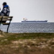 Tankern Flora 1 ankrad utanför Mossbystrand på den skånska sydkusten väster om Ystad, 3 april.
