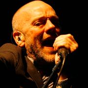 Michael Stipe sjunger