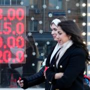 Nuvarande och tidigare banktjänstemän har privat beskrivit situationen i Ryssland som farlig och varnar för att en skuldkris.