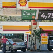 En bil tankar etanol i Sao Paulo.