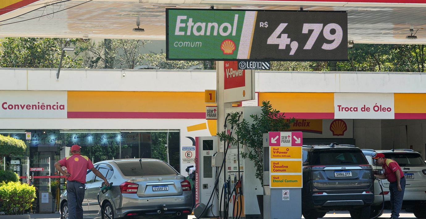 En bil tankar etanol i Sao Paulo.