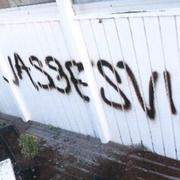 Bild ur förundersökningsmaterialet på ett hus i Västerås som blivit vandaliserat från vänsterextrema Revolutionära fronten.