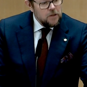 Centerpartiets Johan Hedin när han presenterade förslaget.