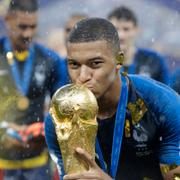 Frankrikes Kylian Mbappé lyfter VM-bucklan 2018. 