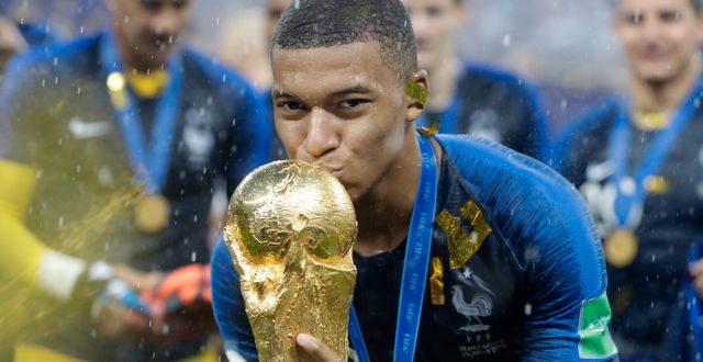 Frankrikes Kylian Mbappé lyfter VM-bucklan 2018.  Matthias Schrader / TT NYHETSBYRÅN