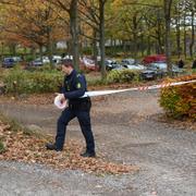 Polisen på plats vid brottsplatsen.
