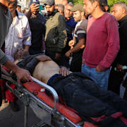 En skadad man förs till sjukhuset efter attacken Dayr al-Balah. 