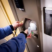 Tidningen Arbetet har i sin granskning hittat 85 exempel på misstänkta övergrepp, ofredanden och sexuella trakasserier mellan fångar sedan 2018.