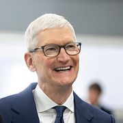 Apples före detta vd Tim Cook under ett besök på en ny anläggning för tillverkning av Mac Mini-datorer i Houston i augusti.