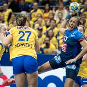 Frankrikes Estelle Nze Minko tar sig förbi det svenska försvaret i måndagens EM-match i damhandboll mellan Sverige och Frankrike i grupp 1 i Scandinavium