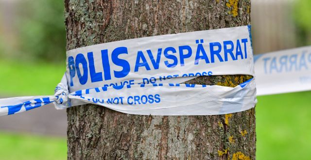Polisavspärrning efter att två skjutits i Hjulsta i nordvästra Stockholm.  Jonas Ekströmer/TT / TT NYHETSBYRÅN