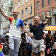 Mark Levengood och Jonas Gardell i Prideparaden 2017 i Stockholm. 