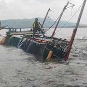 Bild från räddningsinsatsen som släppt av Filippinernas kustbevakning. AP