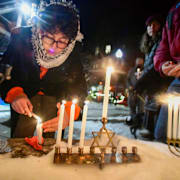 Människor samlas för Chanukka för att hedra de döda. 