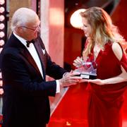 Kung Carl Gustaf tilldelade den kanadensiska sopranen och dirigenten Barbara Hannigan Polarpriset 2025. 