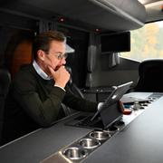 Ulf Kristersson i sin turnébuss tidigare i veckan. 