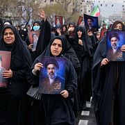 Iranska demonstranter med bilder på ledarna Ali Khamenei och Mojtaba Khamenei.