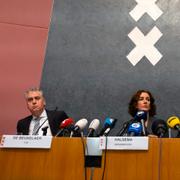 Amsterdams borgmästare Femke Halsema i mitten, polischef Peter Holla till vänster samt chefen för Amsterdams åklagarmyndighet René de Beukelaer på fredagens pressträff.