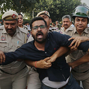 Gripanden under demonstrationerna i New Delhi på lördagen.