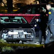 FBI-agenter framför en skadad bil i samband med skjutningen i Portland.