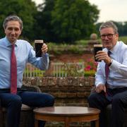 Irländska premiärministern Taoiseach Simon Harris tillsammans med brittiska  Keir Starmer. 