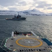 Flera båtar deltar i sökandet efter den saknade besättningen.