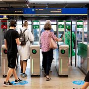 Resenärer vid Gullmarsplan tunnelbanestation. Arkivbild.