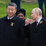 Xi Jinping och Vladimir Putin under den ryska minnesdagen för andra världskriget.