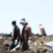 En flygplansdel efter att ett Ethiopian Airlines-plan av modellen Boeing 737 Max 8 kraschat på söndagen. 