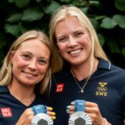 Rebecca Netzler och Vilma Bobeck med silvermedaljerna.