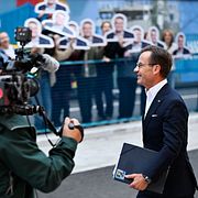 Ulf Kristersson (M) utanför TV4, med SSU i bakgrunden.