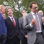 President Donald Trump, Metas Mark Zuckerberg och Anthropics Dario Amodei utanför Vita huset på tisdagen.