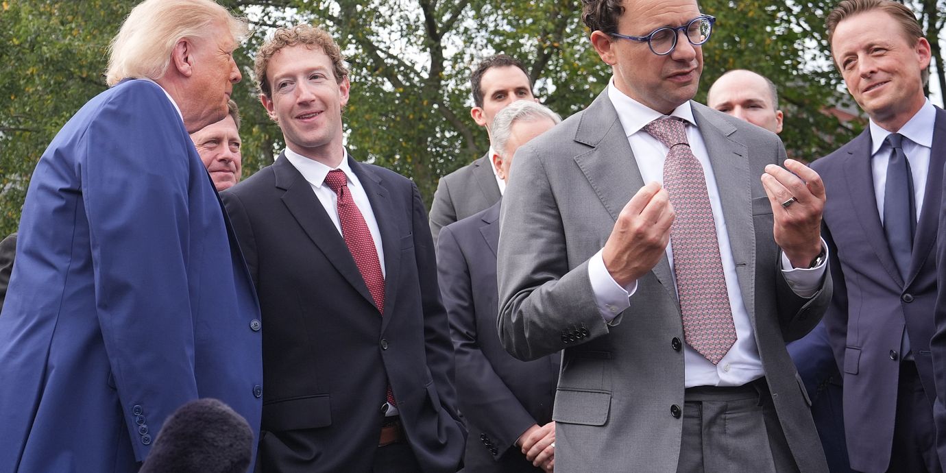 President Donald Trump, Metas Mark Zuckerberg och Anthropics Dario Amodei utanför Vita huset på tisdagen.