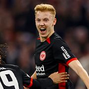 Hugo Larsson under Europa League-match mot Ajax, mars 2025.