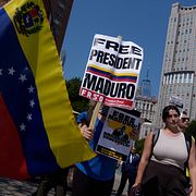 Demonstranter stöttar Maduro och hans fru utanför en federal domstol på Manhattan på onsdagen.