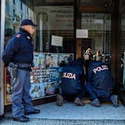 Polisen arbetar med utredningen i Milano 27 december. 