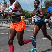 Hässelby SKs Isabellah Andersson och Spårvägens FKs Mikaela Larsson under Stockholm Marathon förra året.