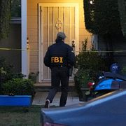 FBI vid en adress som kopplas till den misstänkte skytten.