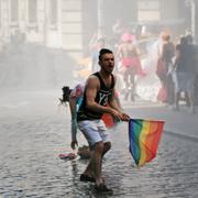 Pridedeltagare i Istanbul beskjuts med vattenkanon av turkisk polis 2015.