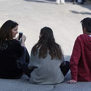Personer utanför skolan i Grasse.
