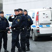 Poliser utanför City Gross där rånet skedde.