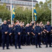 En tyst minut hålls på Stortorget i Malmö. 